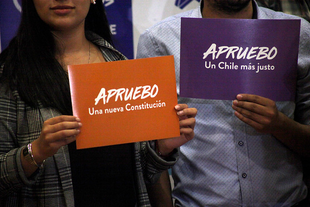 Ximena Ossandón en lanzamiento de la campaña RN por el apruebo: “La extrema derecha y la extrema izquierda no quieren cambios a la Constitución” Ximena Ossandón en lanzamiento de la campaña RN por el apruebo: “La extrema derecha y la extrema izquierda no quieren cambios a la Constitución”