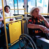 Avanza proyecto de ley que sanciona dificultar el transporte público de personas mayores y con discapacidad
