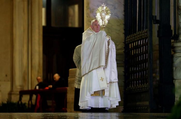 Histórico “Urbi et Orbi”: Papa Francisco bendice al mundo en soledad por el coronavirus Histórico