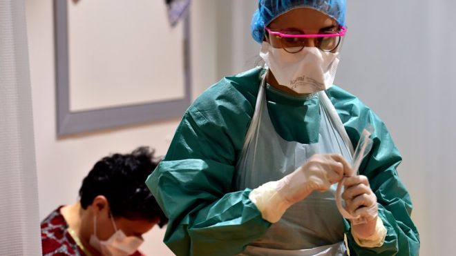 “La sala de emergencias se está derrumbando”: la dramática situación que deben enfrentar los médicos que atienden a pacientes con covid-19 en Italia