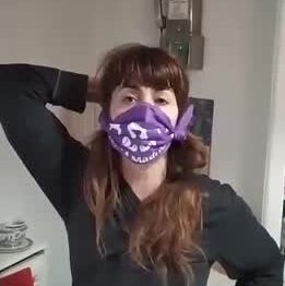 Feministas españolas enseñan a hacer mascarillas contra el “patriarcavirus” Feministas españolas enseñan a hacer mascarillas contra el “patriarcavirus”
