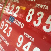 Dólar cierra bajo los $830 pero acumula avance semanal tras marcar alza histórica por temor al coronavirus