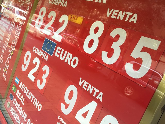 Dólar cierra bajo los $830 pero acumula avance semanal tras marcar alza histórica por temor al coronavirus Dólar cierra bajo los $830 pero acumula avance semanal tras marcar alza histórica por temor al coronavirus