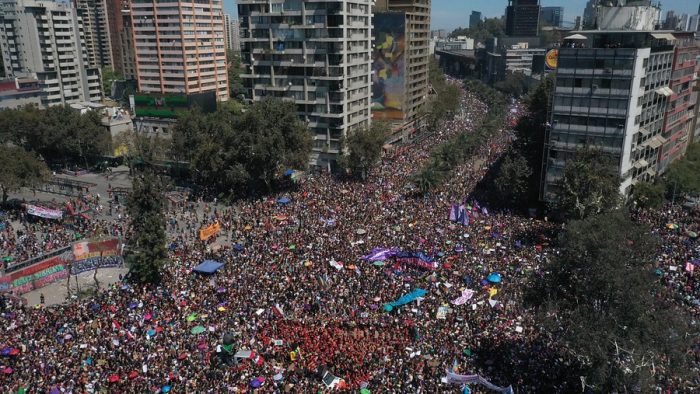 Fergie reconoce y destaca a las mujeres que marcharon este 8 de marzo en Chille definiéndolas como “bellamente audaces” Fergie reconoce y destaca a las mujeres que marcharon este 8 de marzo en Chille definiéndolas como “bellamente audaces”