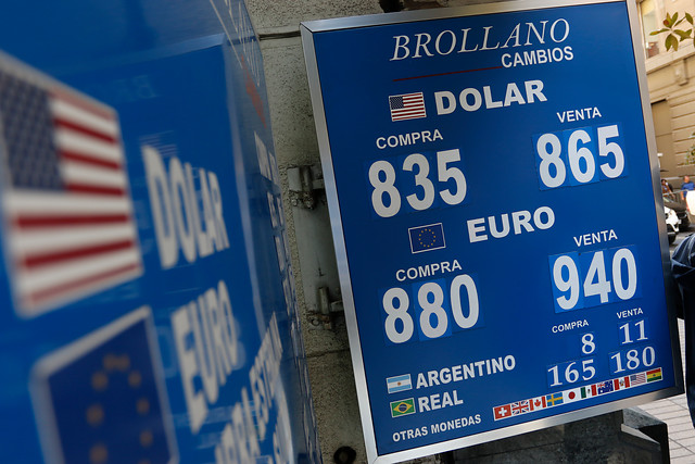 Dólar sube levemente tras cuatro caídas consecutivas cerrando sus operaciones sobre los $830 Dólar sube levemente tras cuatro caídas consecutivas cerrando sus operaciones sobre los $830