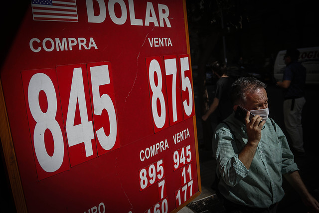 Dólar registra fuerte caída cerrando sus operaciones bajo los $830 Dólar registra fuerte caída cerrando sus operaciones bajo los $830