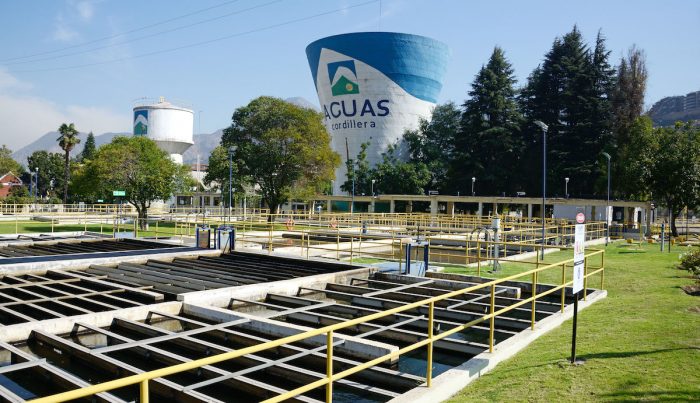 Aguas Andinas implementa plan de acción para apoyar a comunidades vecinas Aguas Andinas implementa plan de acción para apoyar a comunidades vecinas