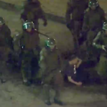 Se le agregarán dos delitos: reformalizarán a carabineros acusados de torturas contra manifestante en Plaza Ñuñoa