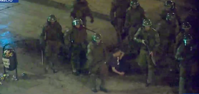 Se le agregarán dos delitos: reformalizarán a carabineros acusados de torturas contra manifestante en Plaza Ñuñoa Se le agregarán dos delitos: reformalizarán a carabineros acusados de torturas contra manifestante en Plaza Ñuñoa
