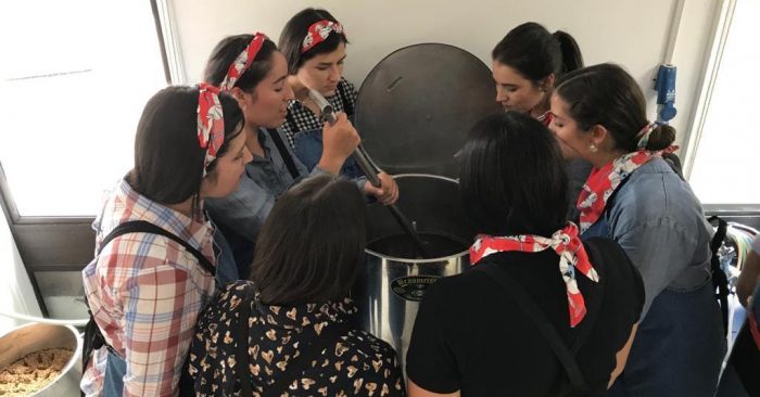 Mujeres que elaboran cerveza Mujeres que elaboran cerveza