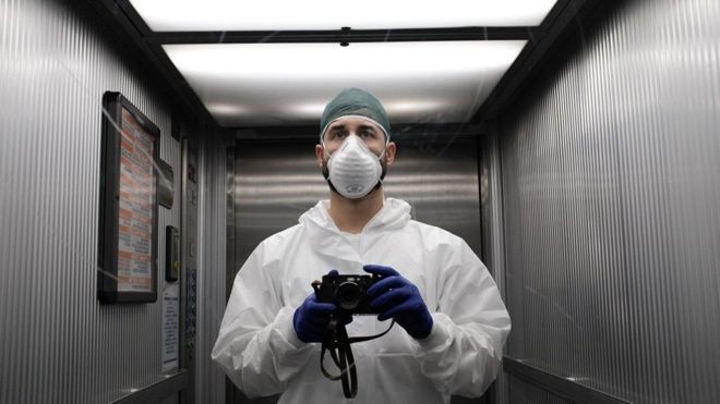 Coronavirus en Italia: el enfermero que registra con su cámara la crisis por el covid-19 en un hospital Coronavirus en Italia: el enfermero que registra con su cámara la crisis por el covid-19 en un hospital