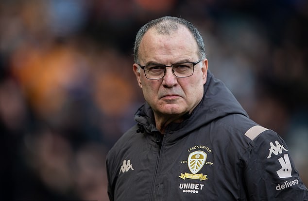El loco lo hizo de nuevo: Bielsa y sus dirigidos en el Leeds no cobrarán parte su sueldo para ayudar a los trabajadores del club El loco lo hizo de nuevo: Bielsa y sus dirigidos en el Leeds no cobrarán parte su sueldo para ayudar a los trabajadores del club