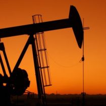 Petróleo cierra a la baja en contexto de demanda que sigue débil