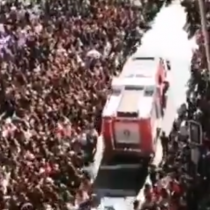 Valparaíso: multitud femenina abre paso a carro de Bomberos para que pueda transitar