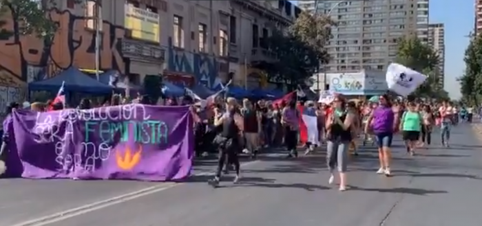 Este el ambiente previo a la gran marcha feminista del 8M en la Plaza de la Dignidad Este el ambiente previo a la gran marcha feminista del 8M en la Plaza de la Dignidad