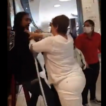 Mujer agrede con bastón a trabajador del Mall Parque Arauco que protestaba para exigir el cierre del centro comercial ante el brote del Covid-19