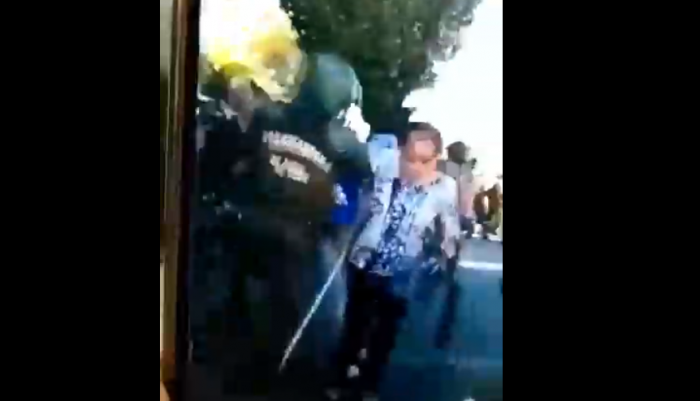 “Fue accidental”: el justificativo de Carabineros por empujón de uniformado a adulta mayor con bastón en Talca