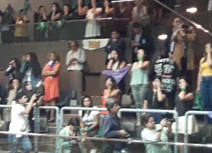 Mujeres se hicieron presentes en las tribunas del Senado durante votación de paridad de género Mujeres se hicieron presentes en las tribunas del Senado durante votación de paridad de género