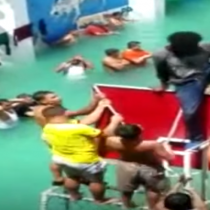 Hasta con trampolín: reos convierten en una piscina el patio de una cárcel en Ecuador