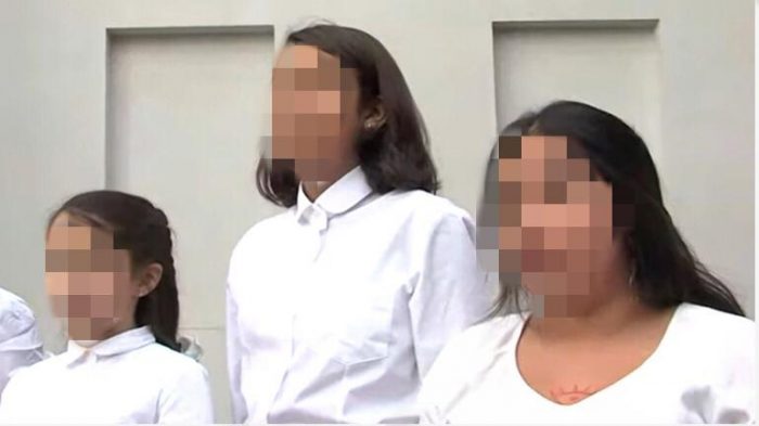Niña corista realiza sutil protesta que no pasó desapercibida en pleno acto de conmemoración de los 30 años de vuelta a la democracia en La Moneda Niña corista realiza sutil protesta que no pasó desapercibida en pleno acto de conmemoración de los 30 años de vuelta a la democracia en La Moneda