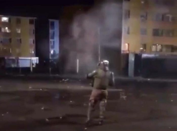 Joven en riesgo vital tras protestas en Iquique: testigos aseguran que fue impactado por una lacrimógena en la cabeza Joven en riesgo vital tras protestas en Iquique: testigos aseguran que fue impactado por una lacrimógena en la cabeza