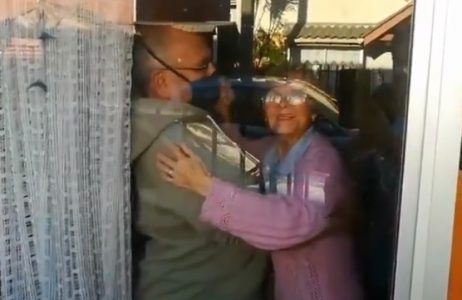 Hombre que toca acordeón para padres enfermos causa emoción en redes sociales