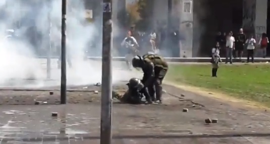 Cámara de Carabineros registró agresión a dos uniformados en medio de una manifestación en Concepción Cámara de Carabineros registró agresión a dos uniformados en medio de una manifestación en Concepción