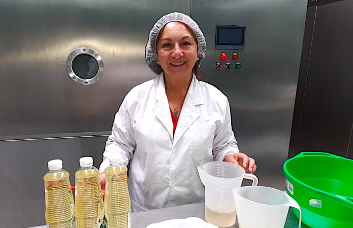 Emprendedora de La Araucanía lanzó mayonesa vegana con ajo chilote cultivado por su familia Emprendedora de La Araucanía lanzó mayonesa vegana con ajo chilote cultivado por su familia