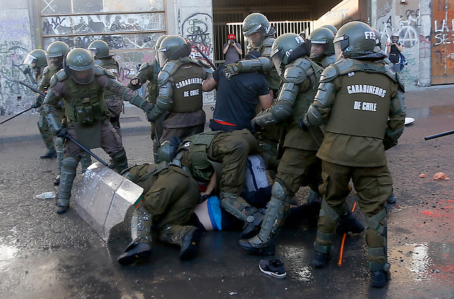 Positivo, pero “no para irse de fiesta”: las evaluaciones a la nueva estrategia de Carabineros en Plaza de la Dignidad Positivo, pero “no para irse de fiesta”: las evaluaciones a la nueva estrategia de Carabineros en Plaza de la Dignidad