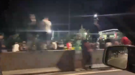 Carabineros denunciará por maltrato de obra a protagonistas de carreras clandestinas en la Costanera Norte Carabineros denunciará por maltrato de obra a protagonistas de carreras clandestinas en la Costanera Norte