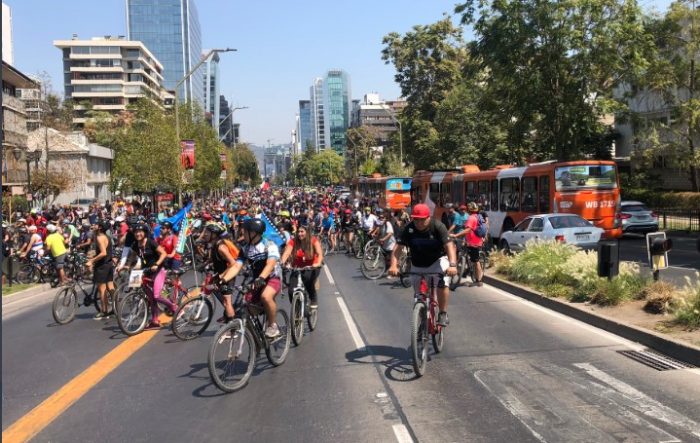 Marzo comienza con miles de ciclistas en caravana por el «Apruebo» en las calles de Santiago Marzo comienza con miles de ciclistas en caravana por el