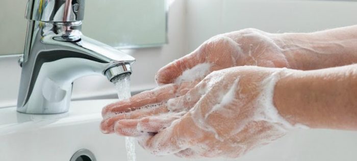 Científicos explican por qué el jabón y el alcohol son los enemigos mortales del coronavirus Científicos explican por qué el jabón y el alcohol son los enemigos mortales del coronavirus