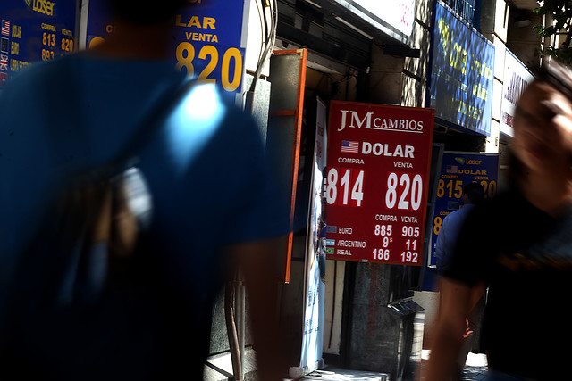 Dólar cierra al alza tras el considerable desplome del precio del petróleo Dólar cierra al alza tras el considerable desplome del precio del petróleo