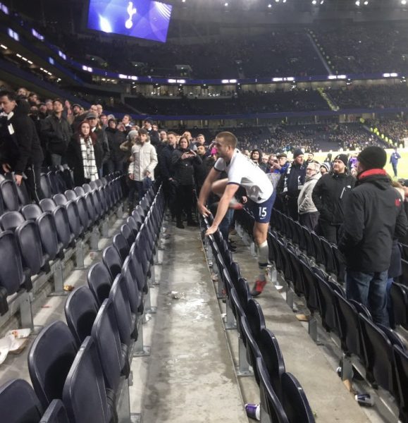 Jugador del Tottenham saltó las gradas para encarar a quienes insultaban a su hermano tras la eliminación de su equipo de la Copa FA Jugador del Tottenham saltó las gradas para encarar a quienes insultaban a su hermano tras la eliminación de su equipo de la Copa FA