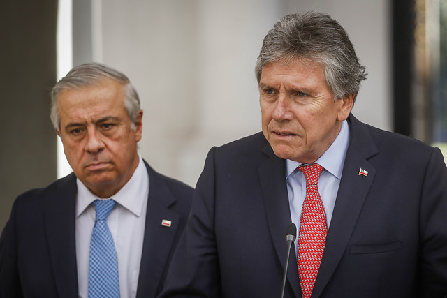 Estado de catástrofe: ministro Espina aclara que “la decisión de la cuarentena la toma la autoridad sanitaria, no las FF.AA” Estado de catástrofe: ministro Espina aclara que “la decisión de la cuarentena la toma la autoridad sanitaria, no las FF.AA”