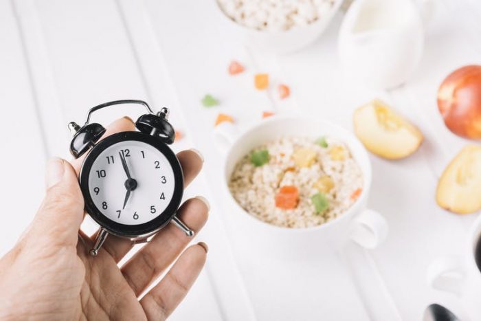 Así nos puede hacer engordar el desfase alimentario (también en confinamiento) Así nos puede hacer engordar el desfase alimentario (también en confinamiento)