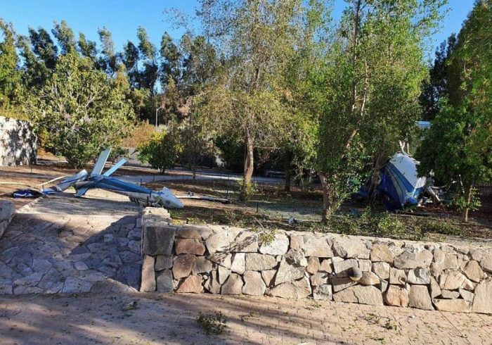 Un fallecido deja accidente aéreo: helicóptero civil capotó en el antejardín de una vivienda de Chicureo Un fallecido deja accidente aéreo: helicóptero civil capotó en el antejardín de una vivienda de Chicureo