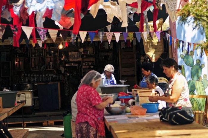 Cocina pública que rememora las ollas comunes en dictadura llega al Museo de la Memoria Cocina pública que rememora las ollas comunes en dictadura llega al Museo de la Memoria