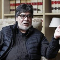 Homenaje en el día del libro: vecinos de Gijón aplauden y alzan los libros del escritor recientemente fallecido Luis Sepúlveda