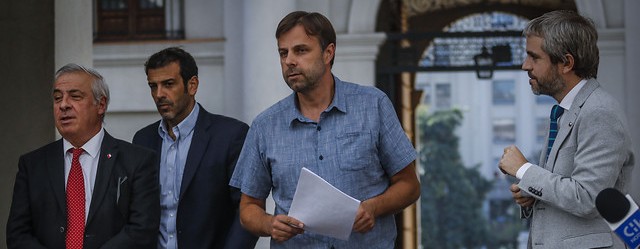 Mañalich versus alcaldes: encuesta Feedback revela que en el manejo de la crisis por el COVID-19 la gente confía más en los ediles que en el ministro de Salud Mañalich versus alcaldes: encuesta Feedback revela que en el manejo de la crisis por el COVID-19 la gente confía más en los ediles que en el ministro de Salud