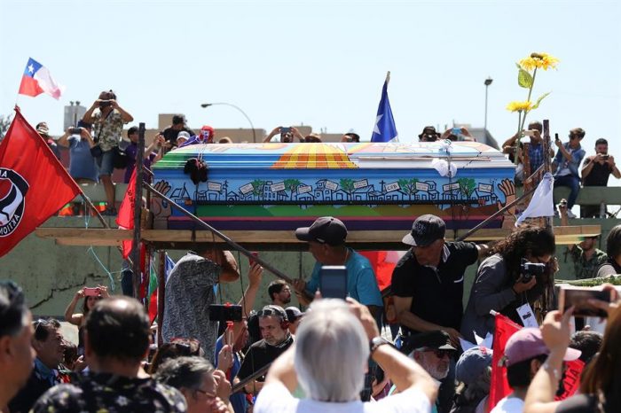 Adiós al “cura obrero”: despiden restos del sacerdote Mariano Puga en la Plaza de la Dignidad Adiós al