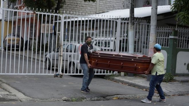El drama de Guayaquil, en Ecuador, que tiene más muertos por coronavirus que países enteros y lucha a contrarreloj para darles un entierro digno El drama de Guayaquil, en Ecuador, que tiene más muertos por coronavirus que países enteros y lucha a contrarreloj para darles un entierro digno