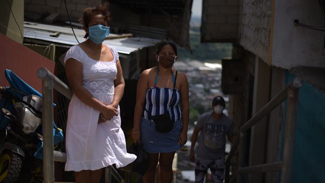 Coronavirus en Ecuador: “Embalamos en plástico los cuerpos de mi hermana y su esposo y esperamos 4 días para que se los llevaran” Coronavirus en Ecuador: “Embalamos en plástico los cuerpos de mi hermana y su esposo y esperamos 4 días para que se los llevaran”