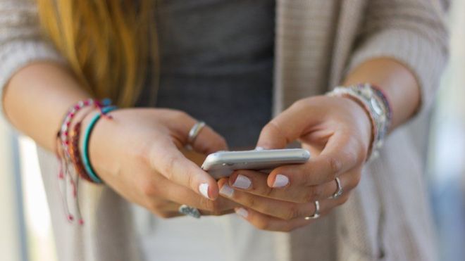 Coronavirus: las teorías conspirativas sobre el 5G y el covid-19 que llevaron a la quema de mástiles de telefonía celular en Reino Unido Coronavirus: las teorías conspirativas sobre el 5G y el covid-19 que llevaron a la quema de mástiles de telefonía celular en Reino Unido