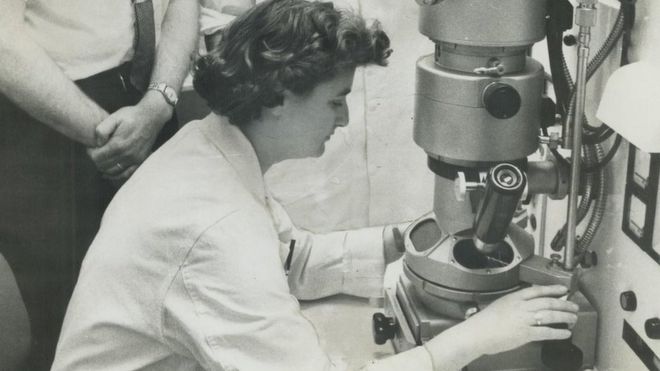 June Almeida, la mujer que obtuvo las primeras imágenes de un coronavirus humano en la historia June Almeida, la mujer que obtuvo las primeras imágenes de un coronavirus humano en la historia