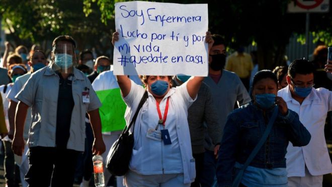 “Me tiraron café caliente por la espalda y me gritaron ‘¡infectada!’”: el aumento de las agresiones en México contra personal médico que combate el coronavirus “Me tiraron café caliente por la espalda y me gritaron ‘¡infectada!’”: el aumento de las agresiones en México contra personal médico que combate el coronavirus