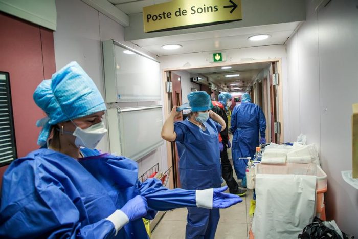 No son puros aplausos: Francia pagará bono de unos 2.000 euros al personal de salud que combate el Covid-19