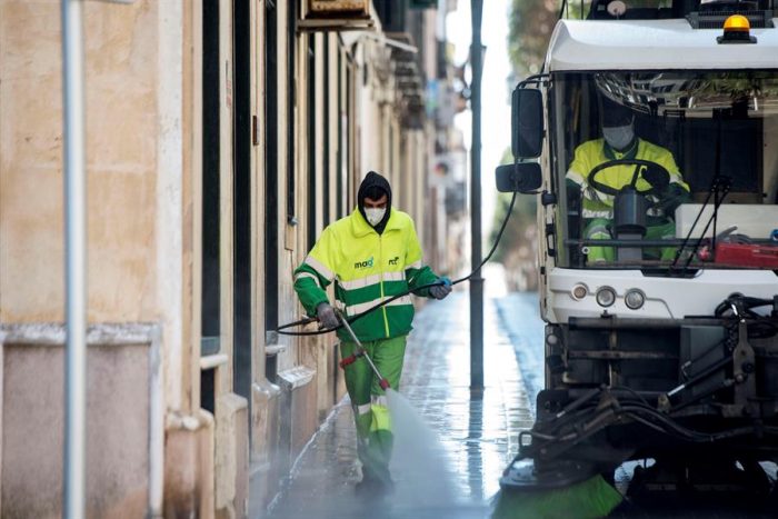 Sigue la tendencia: vuelve a bajar número de muertos diarios por coronavirus en España Sigue la tendencia: vuelve a bajar número de muertos diarios por coronavirus en España