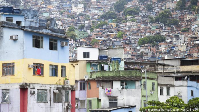 Brasil busca diálogo con “narcos” en favelas para contener virus