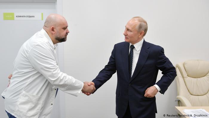 Putin hará teletrabajo tras estar en contacto con un médico infectado de coronavirus Putin hará teletrabajo tras estar en contacto con un médico infectado de coronavirus